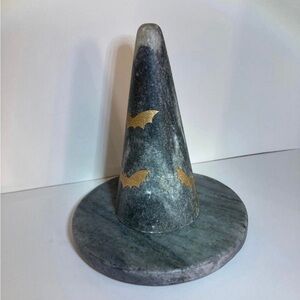 Marble witch hat with bats